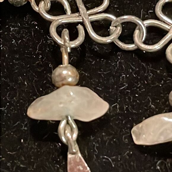 Bohemian 9” silver tone bracelet w/7 raw quartz charm dangles & hook/latch clasp - Picture 7 of 15